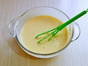 用手动打蛋器打至均匀，且无干粉。