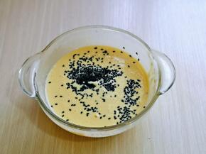 最后加入黑芝麻搅拌均匀，静置10分钟。(建议用熟芝麻，熟芝麻特别香)