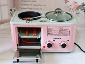 将早餐机连接电源，将煎锅刷上少许油，同时还烤了两根香肠。^_^