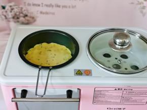 盛一勺做好的面糊，倒入煎锅中。