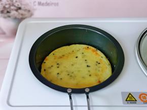 煎至两面金黄即可，依次将面糊做完。