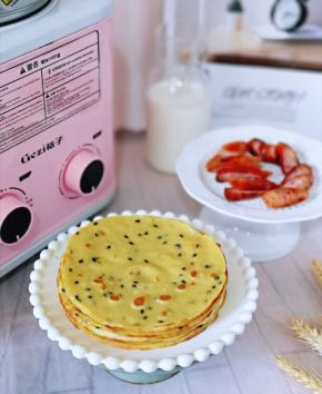 香肠也出炉啦！一杯牛奶，两根烤肠，一份早餐饼，能量满满一整天。