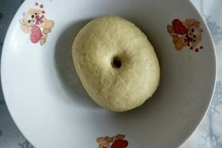 面团醒发至原来的2倍大左右，手指戳个洞，不塌陷不回缩即可。