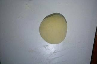 把面团揉搓排出空气，一定要揉光滑。