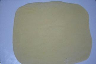 把面团擀成厚度为2mm左右的长方形薄饼。