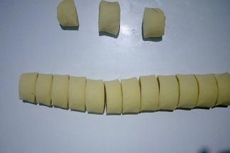 切成宽度为8mm左右的小剂子。