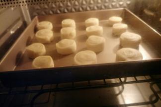 放在烤盘，每个之间留出一定的距离。把烤盘放入烤箱中层，上下火170度，约烤15分钟左右。