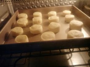 放在烤盘，每个之间留出一定的距离。把烤盘放入烤箱中层，上下火170度，约烤15分钟左右。