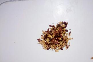 把红枣洗净去核切丁待用。