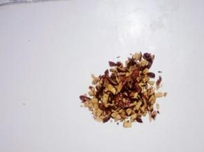 把红枣洗净去核切丁待用。