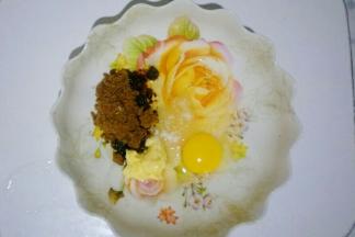 红糖、白糖、黄油、玉米油、鸡蛋放在一起搅拌均匀。