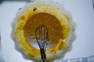 搅拌至融为一体，顺滑流动状态。