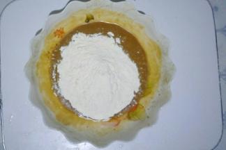 小苏打、泡打粉、低筋面粉混合均匀后加入盆中。