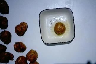 搓圆，粘白芝麻。