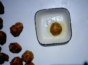 搓圆，粘白芝麻。