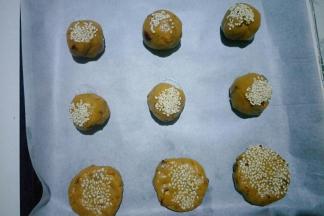 放在烤盘中按扁，每个之间留出一定的距离。