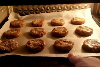 放入提前预热好的烤箱中层上下火170度约烤15分钟左右。