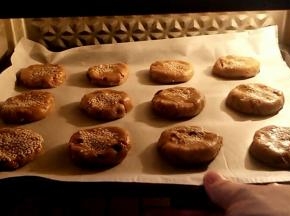 放入提前预热好的烤箱中层上下火170度约烤15分钟左右。
