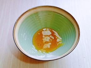 首先将将转化糖浆倒入大口器具中。