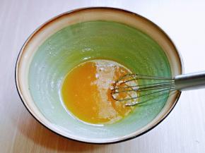 加入花生油，用手动打蛋器打至油与糖浆完全融合在一起。