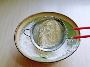 筛入月饼预拌粉。