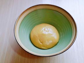 用刮刀刮均匀，无干粉即可，盖上保鲜膜室温静置1小时。