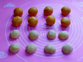 将松弛好的面团分割8等份，每个15g左右，奶黄馅分割8等份，每个60g左右。(今年奶黄馅买的，自己炒也可以哈)
