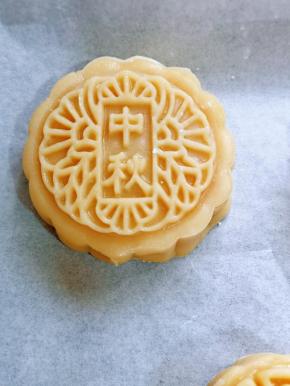 再放入月饼模具中，压出自己喜欢的月饼图案即可。