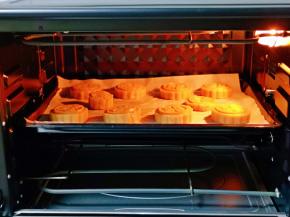 将烤盘入烤箱中层。