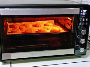 上下管190度烤5分钟，这时月饼表面定型，取出烤盘，再每个月饼上刷上薄薄一层蛋液。
再次入烤箱温度同上，烤15分钟即可。(烤箱温度及时间仅供参考)