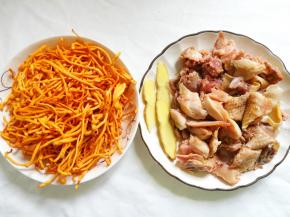 鸡肉洗净斩块洗净待用，虫草花剪掉根部，泡20分钟，姜切片待用。