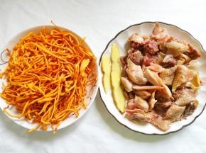 鸡肉洗净斩块洗净待用，虫草花剪掉根部，泡20分钟，姜切片待用。