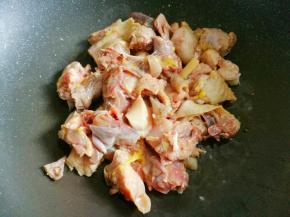 鸡肉放入锅中。