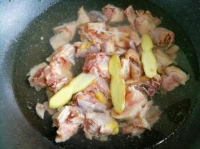 加入没过食材的水。