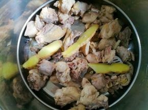 连姜片放入锅中。