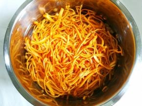 加入没过食材的水。开启煲汤模式。