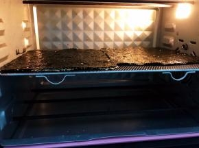 摆在烤架上放入预热好的烤箱中层100度带热风循环烤10到15分钟