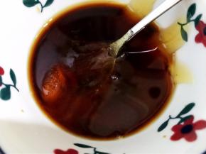 碗里加入麦芽糖，海鲜酱油，蚝油，白糖，清水