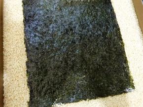 再放在芝麻里挂上芝麻，芝麻不要挂太多怕后面不好贴合