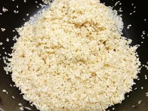 白芝麻淘洗干净