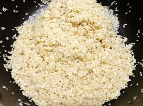 白芝麻淘洗干净
