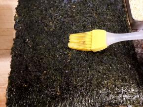 取一张海苔在粗糙面刷上酱汁