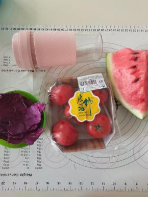 材料备齐，紫甘蓝洗净，西瓜去仔。