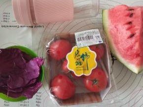 材料备齐，紫甘蓝洗净，西瓜去仔。