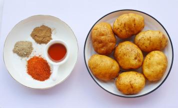 土豆7个、芝麻油、盐适量、黑胡椒、辣椒粉、五香粉。