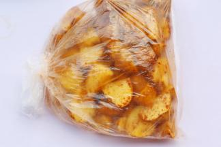 袋子口捏紧，来回晃动使土豆沾满调料，静置10分钟使其入味。