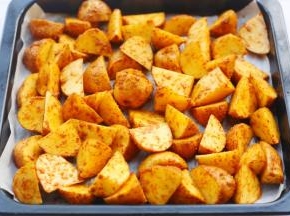 处理好的土豆放入铺好油纸的烤盘中。
