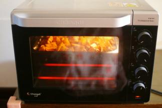 推入预热好的烤箱，中层200度上下火30分钟，中途取出给土豆翻个面，出现焦边就可以！