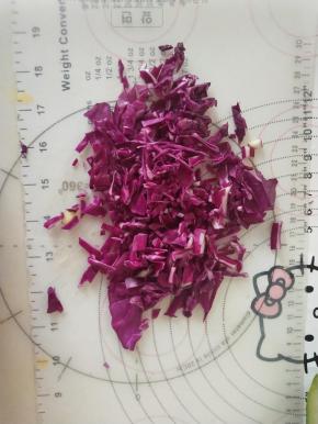 2、紫甘蓝切碎。