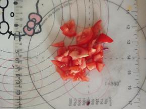 3、西红柿切小块。去不去皮都可以。